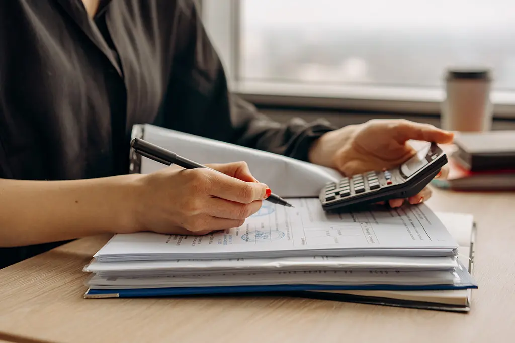 La respuesta de la empresa en la estructura de adopción de decisiones y procesos de