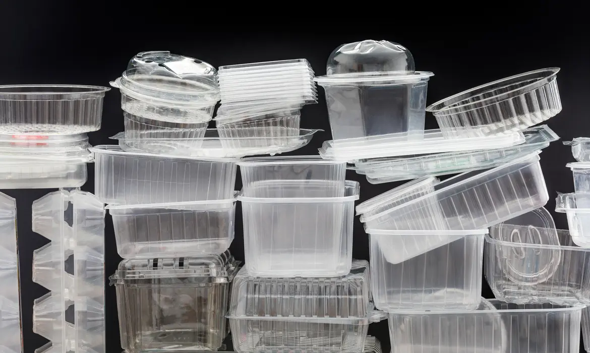 Creación de un nuevo impuesto especial sobre los envases de plástico no reutilizables