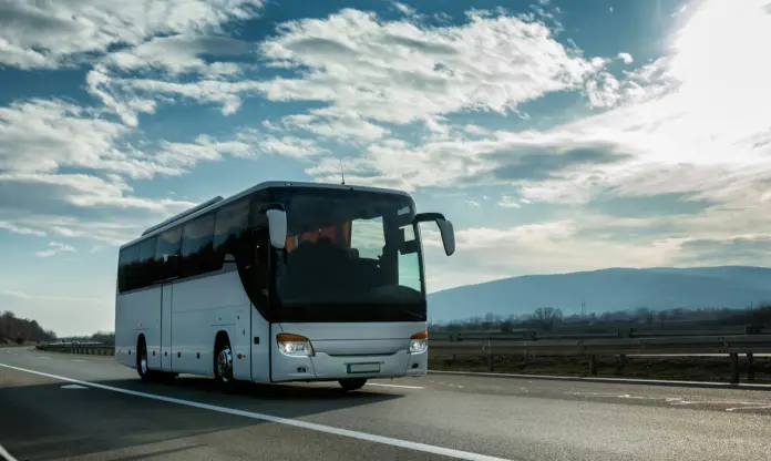 Las empresas deben cotizar a la Seguridad Social por el autobús y otros pagos en especie