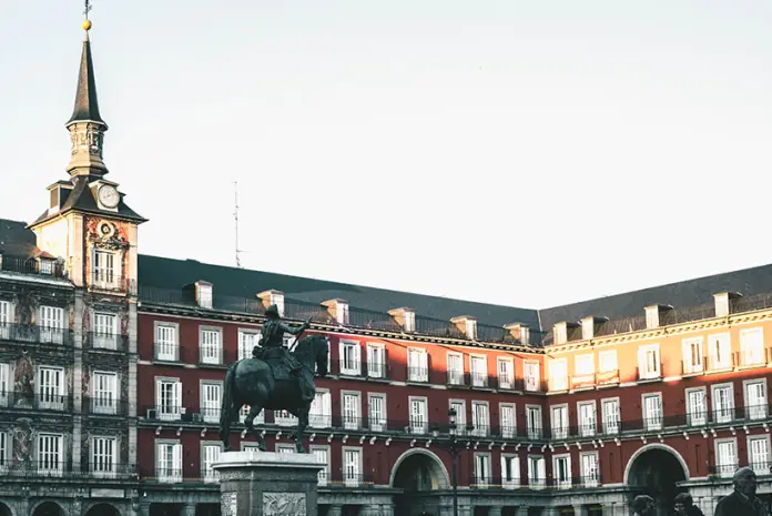 Madrid mejorará el IRPF de los desplazados que procedan del extranjero